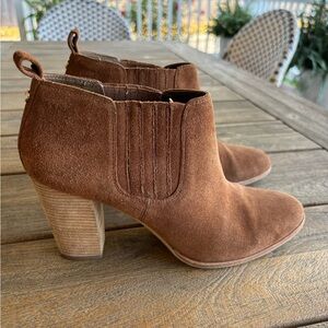 Michael Kors Women's Shaw Boot Size 9 Block Heel Caramel / brown Suede Bootie